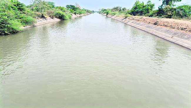జూరాల కాల్వలకు నీటి విడుదల
1