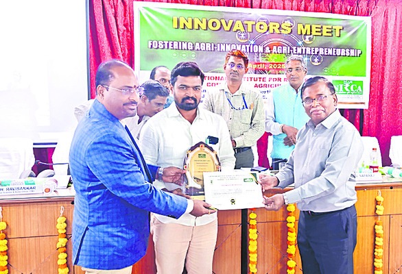 మూల విరాట్ను తాకిన సూర్యకిరణాలు
1