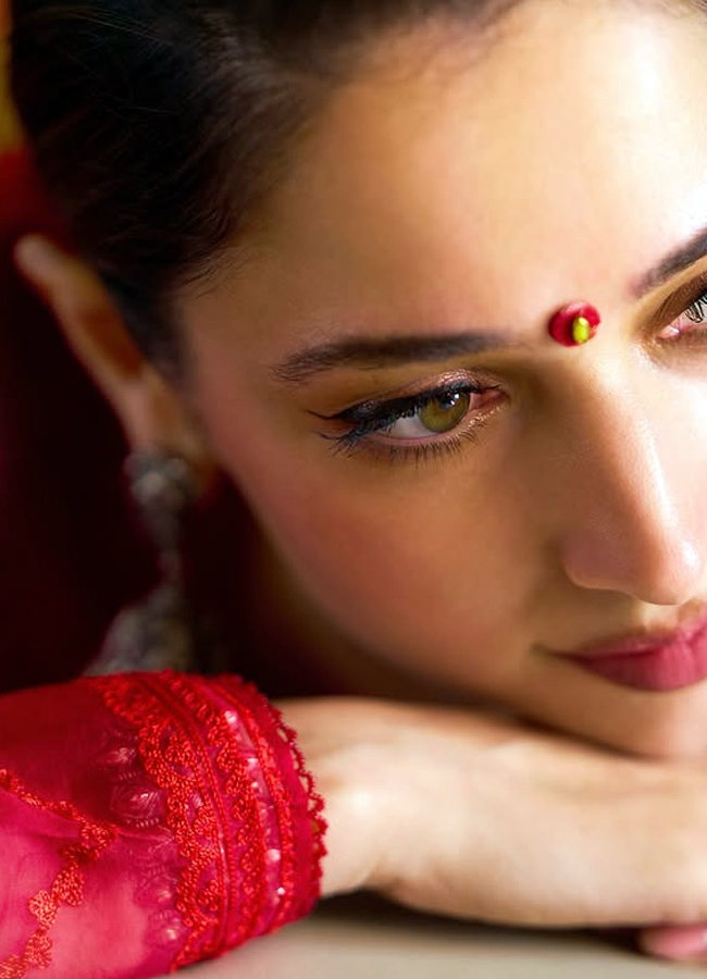 Tamannaah Bhatia With Roses, Blob On Forehead4