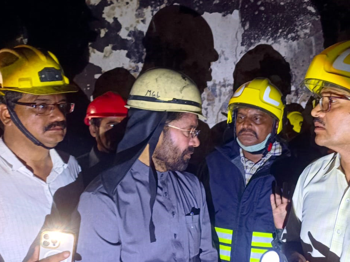 massive fire at building near hyderabads iconic charminar3
