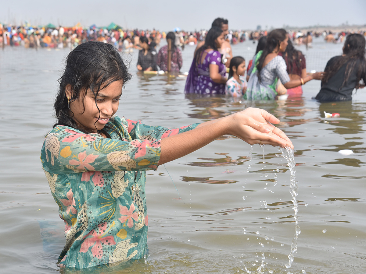 Devotees Rush at Saraswati Pushkara Ghat Photos16