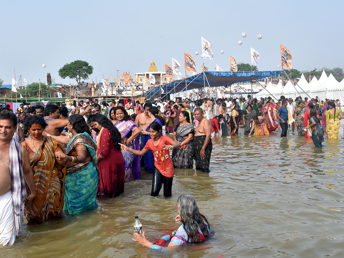 Devotees Rush at Saraswati Pushkara Ghat Photos18