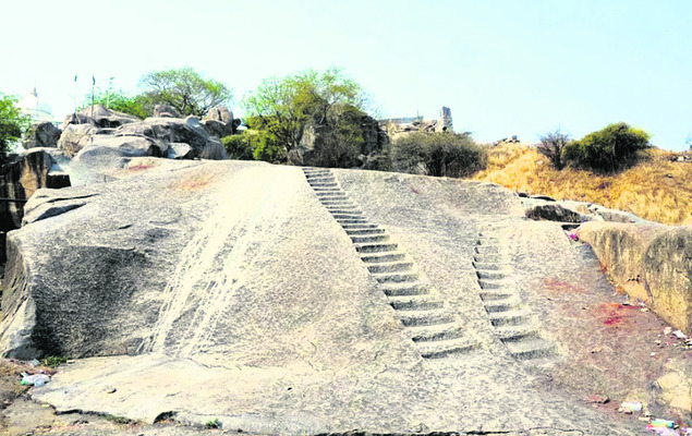 శిథిలావస్థలో చారిత్రక కోట2