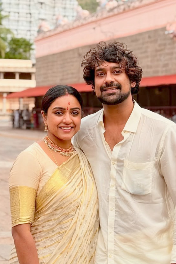 Hero Varun Sandesh Wife Vithika Sheru Visited Arunachalam Temple Photos5