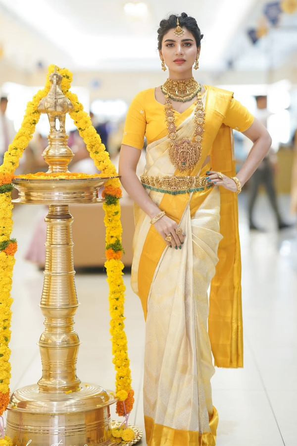 Jabardasth Varsha Stunning Looks in Traditional Attire Photos2