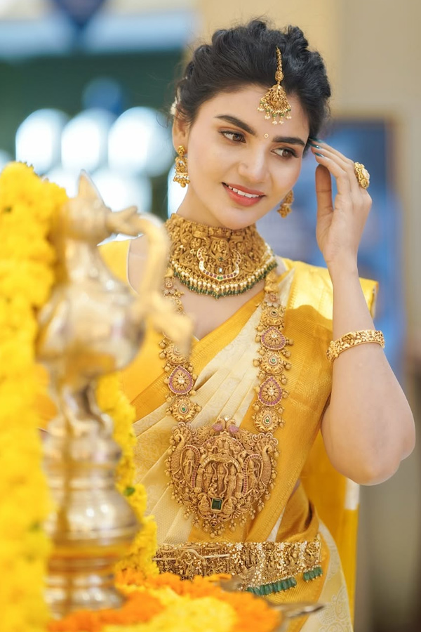 Jabardasth Varsha Stunning Looks in Traditional Attire Photos15