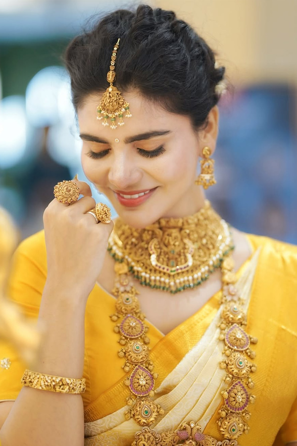 Jabardasth Varsha Stunning Looks in Traditional Attire Photos6