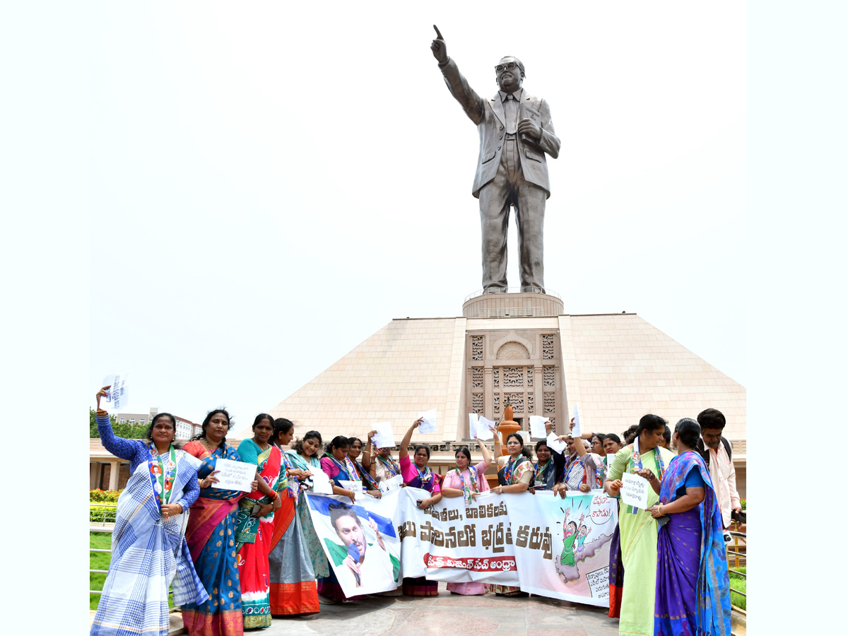 Women Protest Against CM Chandrababu Over Illegal Cases On YSRCP Leaders Photos29