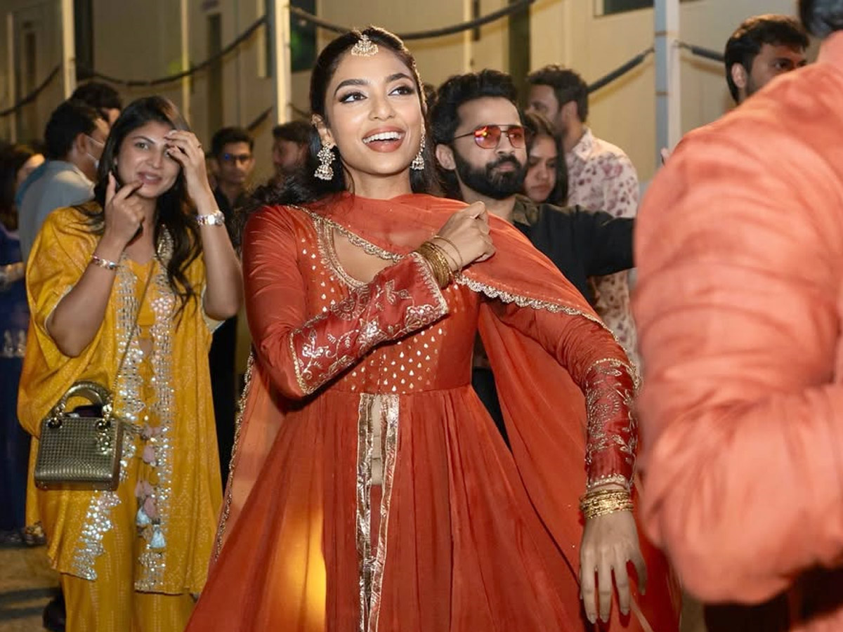 Sobhita Dhulipala shares A heartwarming moment with father-in-law Nagarjuna Akkineni at Akhil wedding Photos3