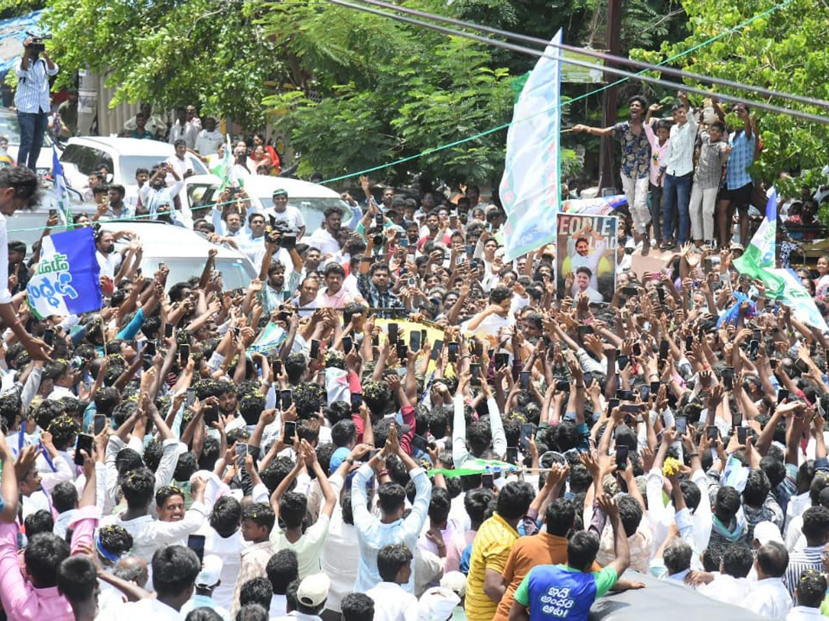 YS Jagan Receives Grand Welcome with Huge Public Gathering In Tenali Photos8