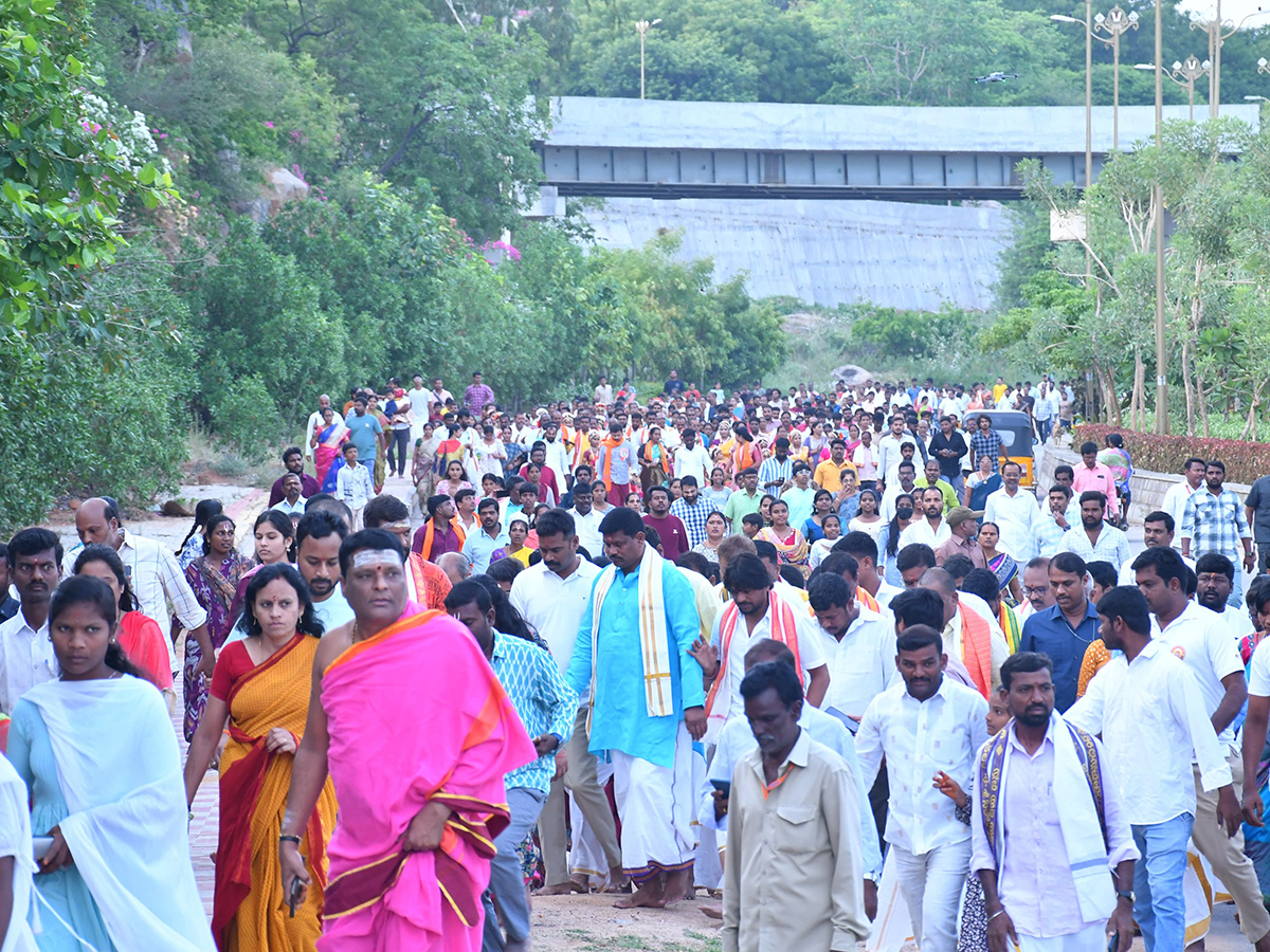Yadagirigutta : Uproar at Sri Lakshmi Narasimha Swamy Temple10