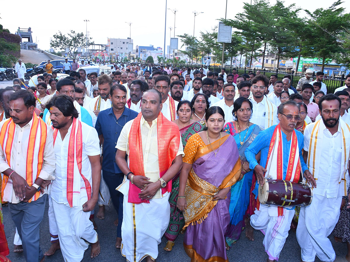 Yadagirigutta : Uproar at Sri Lakshmi Narasimha Swamy Temple12