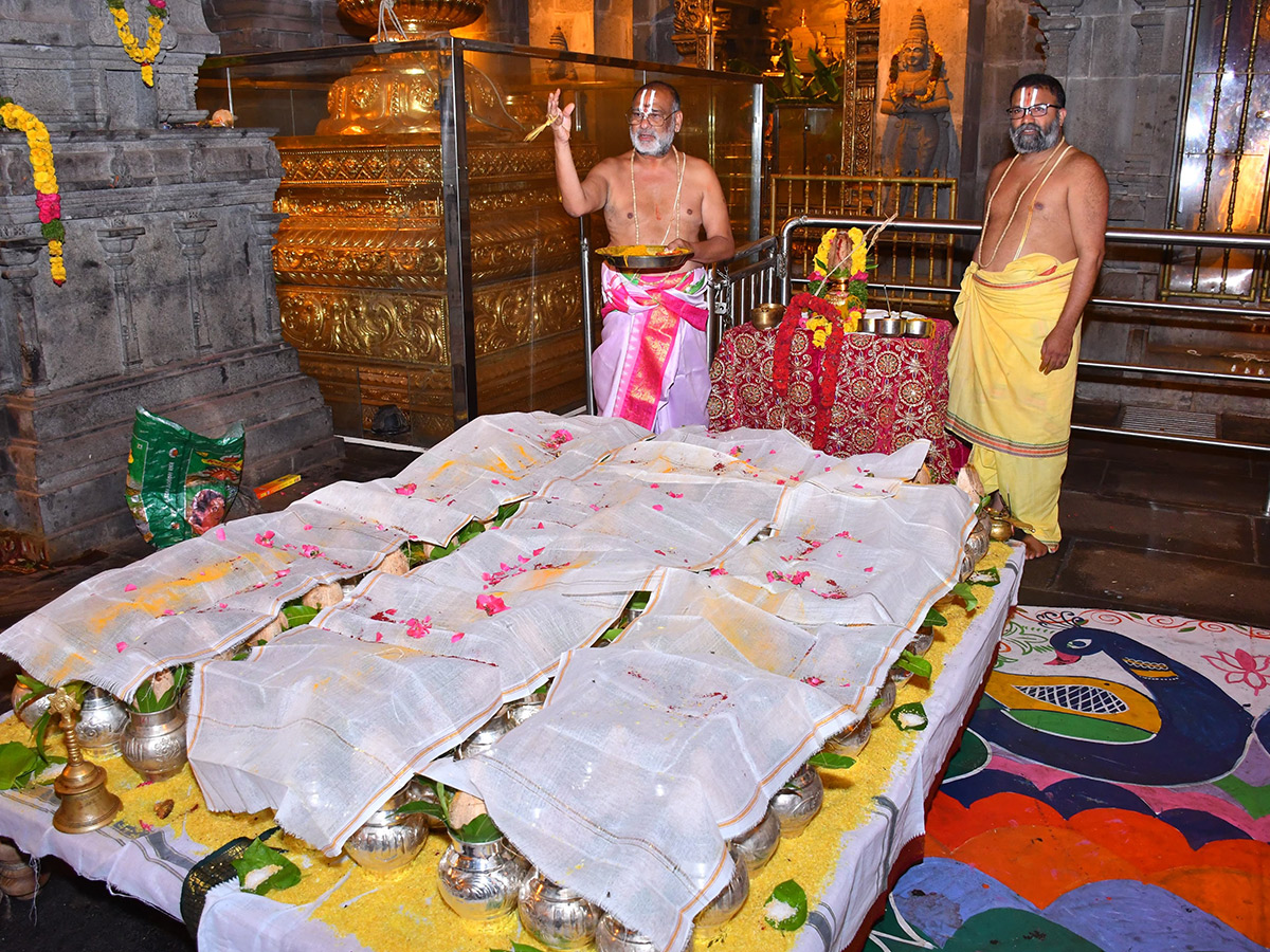 Yadagirigutta : Uproar at Sri Lakshmi Narasimha Swamy Temple13