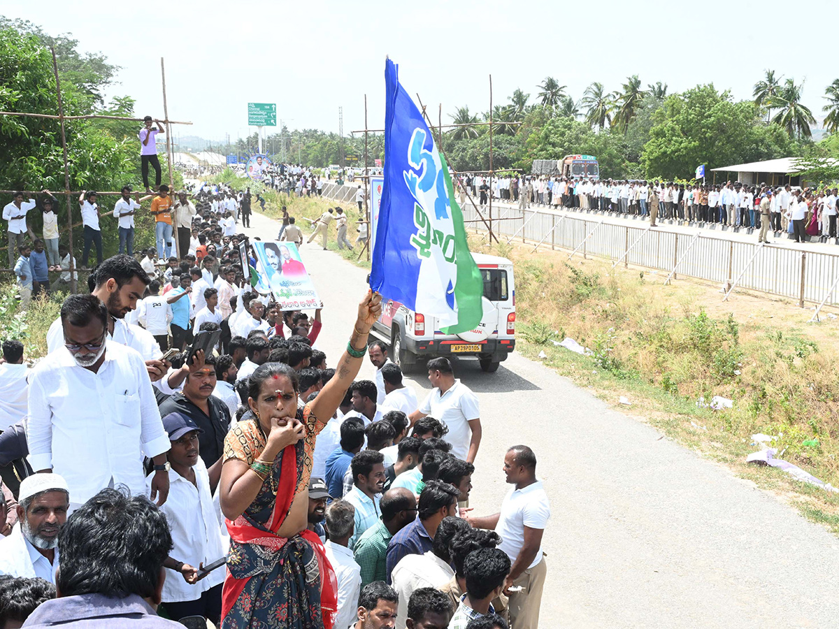 Crowd Rush To YS Jagan Bangarupalyam Tour Photos15