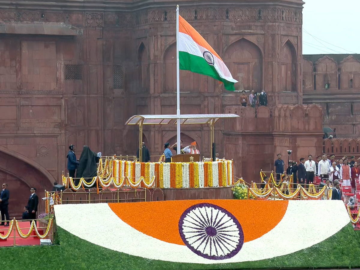 Narendra Modi hoisted the national flag at the Red Fort on the 79th Independence Day2