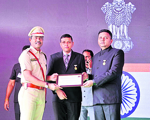 ఎకై ్సజ్ పోలీసులకు రాష్ట్ర అవార్డులు 1