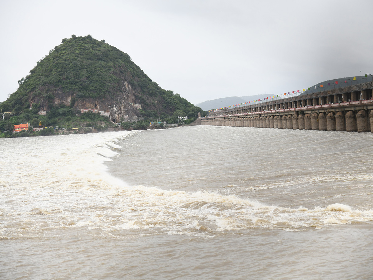 Vijayawada Praksam Barrage Floods10