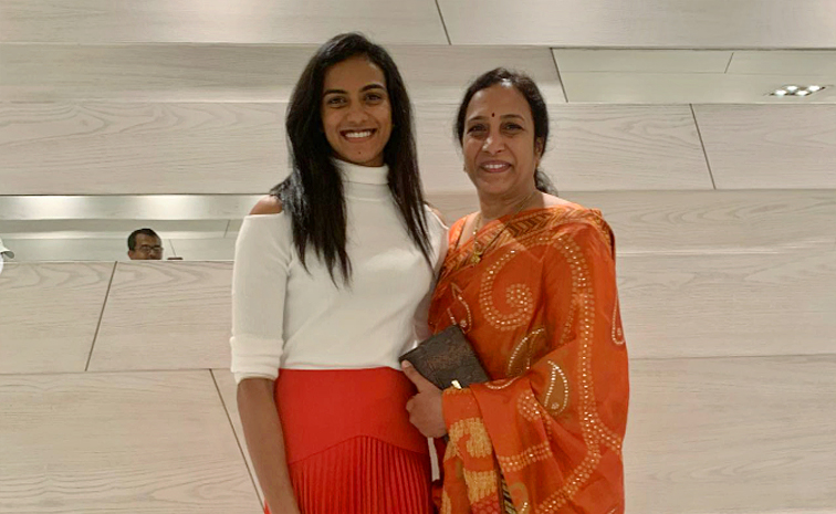 PV Sindhu posted an emotional message on Social Media for her mother's birthday: Photos1