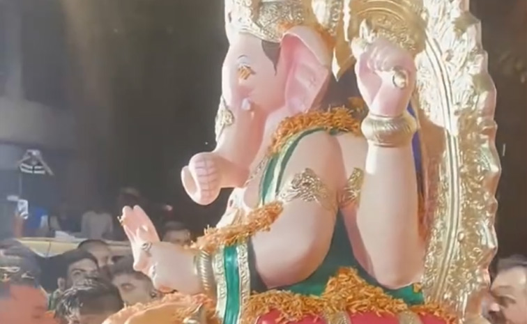 Anant Ambani, Radhika Merchant welcome Antilia Cha Raja Home for Ganesh Chaturthi Photos12