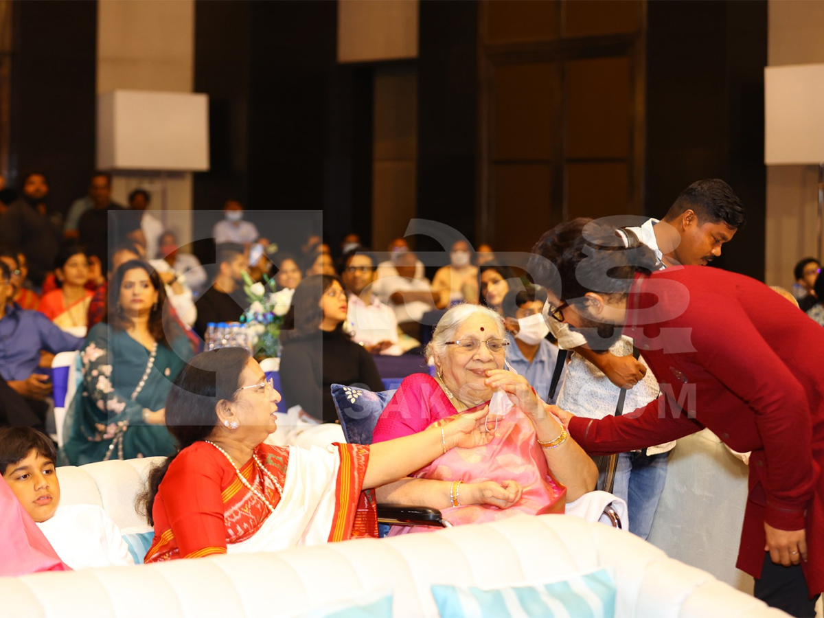 Allu Kanakaratnam Rare Photos With Chiranjeevi And Allu Arjun10