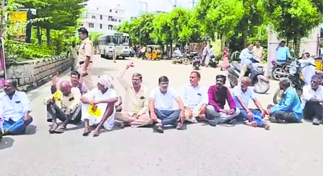 రోడ్డెక్కిన రైతులు 1