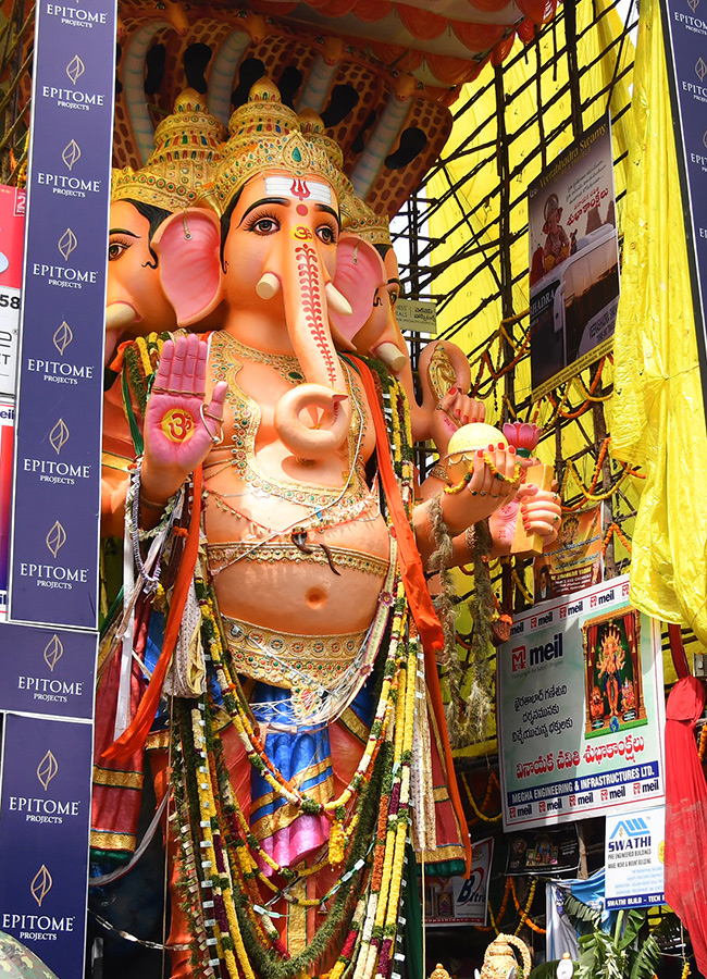 Huge Rush Of Devotees At Khairatabad Ganesh 2025 Photos14