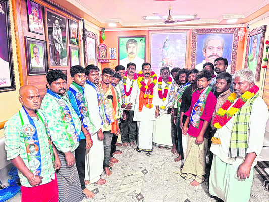 టీడీపీ నుంచి వైఎస్సార్సీపీలో చేరిక 1