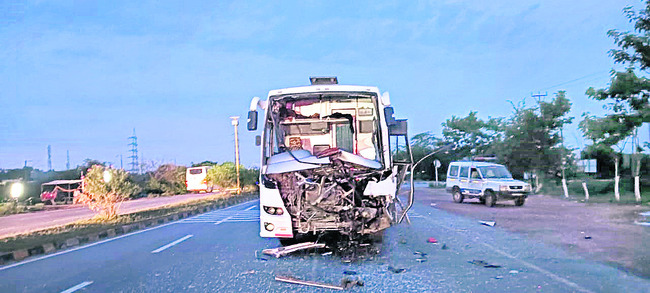 లారీని ఢీకొన్న ప్రైౖవేట్ బస్సు 1