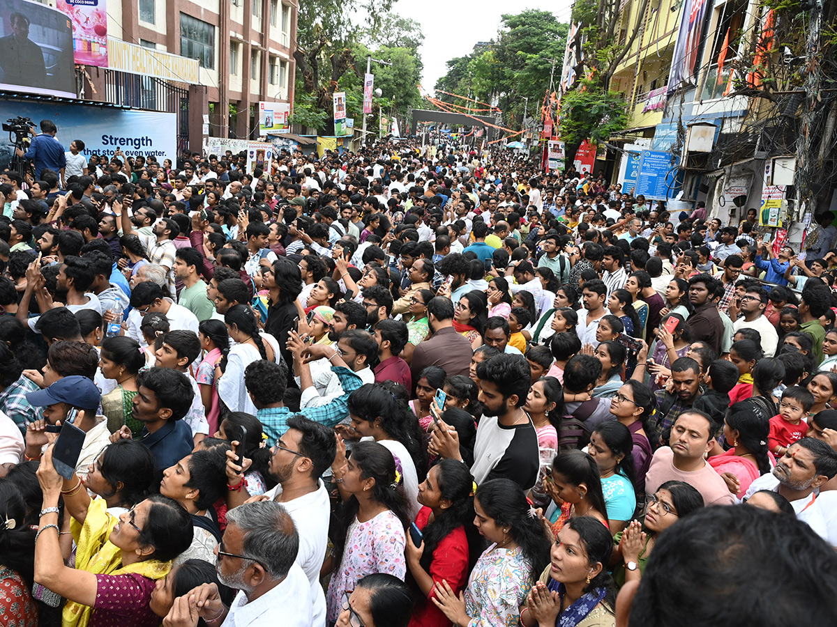 Huge Devotees Crowd At Khairatabad Ganesh Idol Photos12