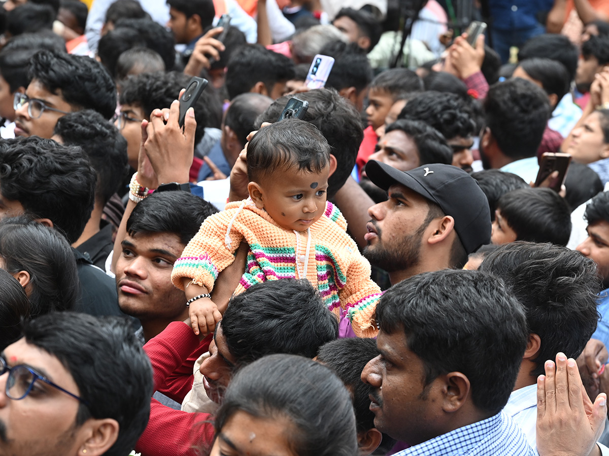 Huge Devotees Crowd At Khairatabad Ganesh Idol Photos22