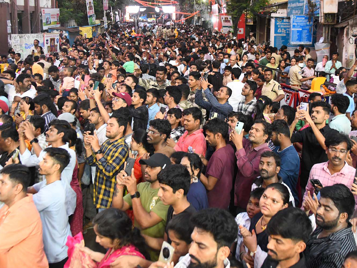Huge Devotees Crowd At Khairatabad Ganesh Idol Photos3