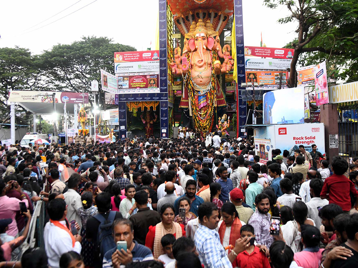 Huge Devotees Crowd At Khairatabad Ganesh Idol Photos5