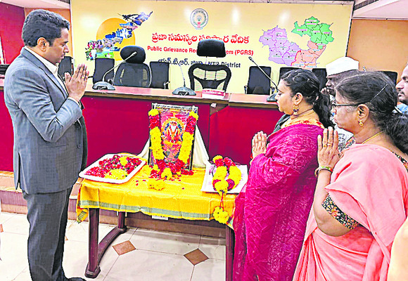 గవర్నర్కు ఆహ్వానం 1