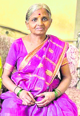 వరదకాలువలో కొట్టుకొచ్చిన మహిళ శవం
1