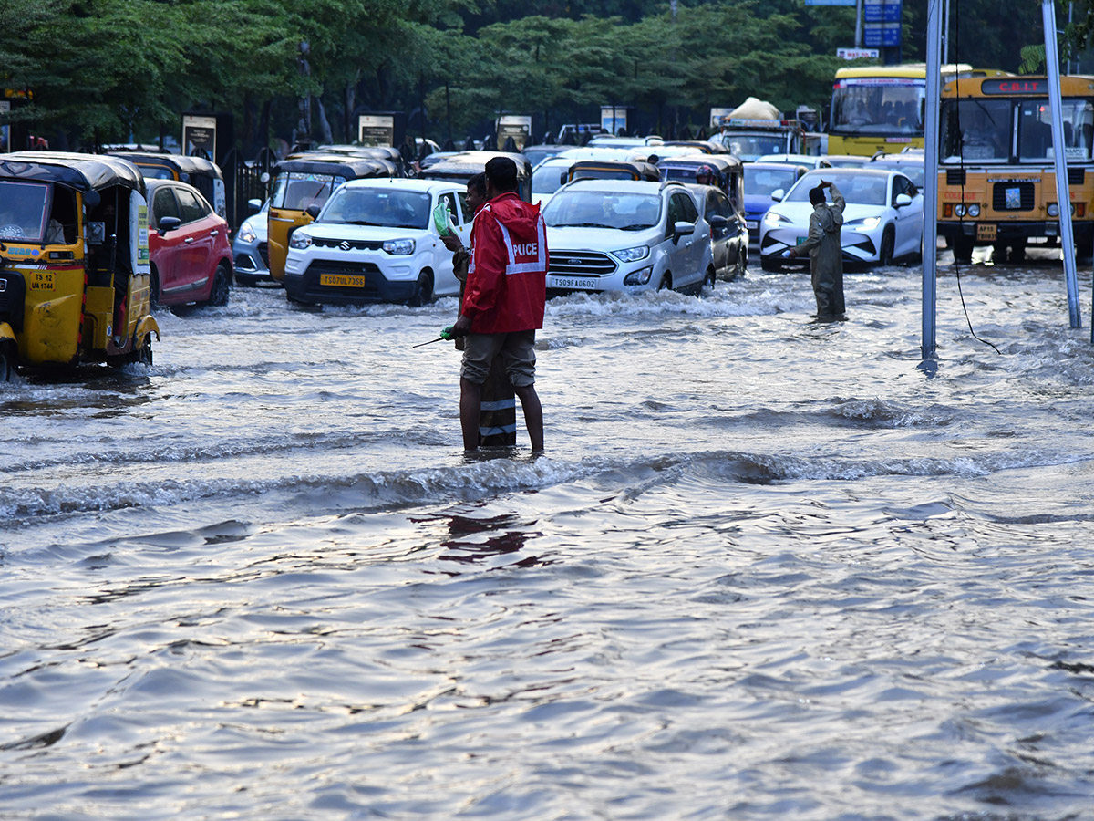Heavy rains in Hyderabad 2025 Photos14