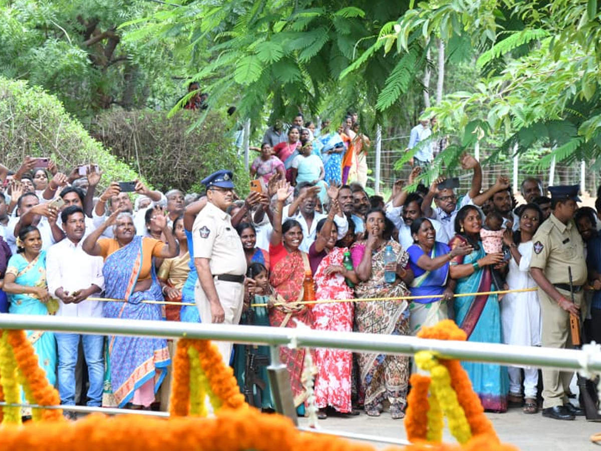 YSRCP Chief YS Jagan Pays Tribute To Dr YS Rajasekhara Reddy At YSR Ghat Photos19