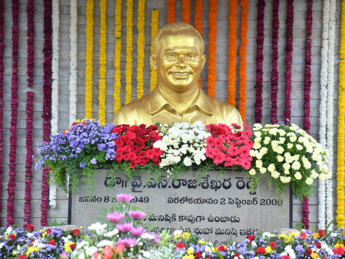 YSRCP Chief YS Jagan Pays Tribute To Dr YS Rajasekhara Reddy At YSR Ghat Photos15
