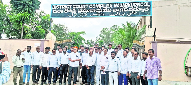 న్యాయవాదులకు రక్షణ కల్పించాలి
1