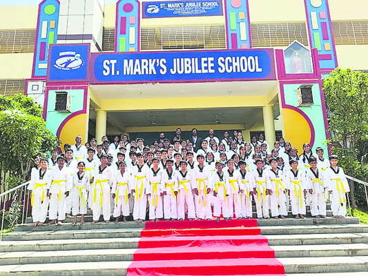 జిల్లాస్థాయి పోటీలకు విద్యార్థినుల ఎంపిక
1