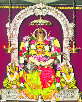 పూల పండుగ.. అమ్మకు అర్చన2