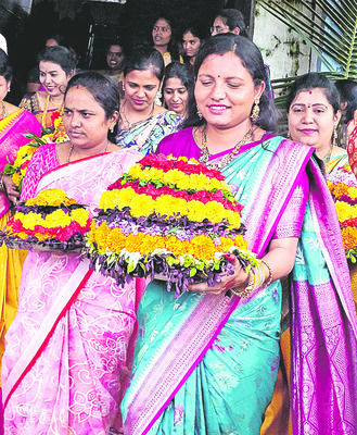 పూల పండుగ.. అమ్మకు అర్చన1