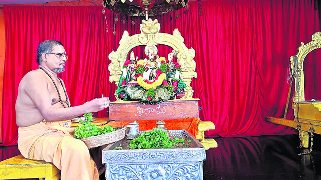 రామయ్యకు సువర్ణ పుష్పార్చన1