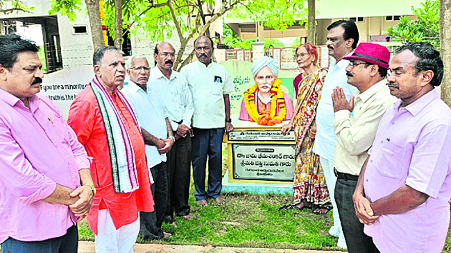 ఆదిత్యుని సన్నిధిలో హైకోర్టు జడ్జి జస్టిస్ సుబ్బారెడ్3