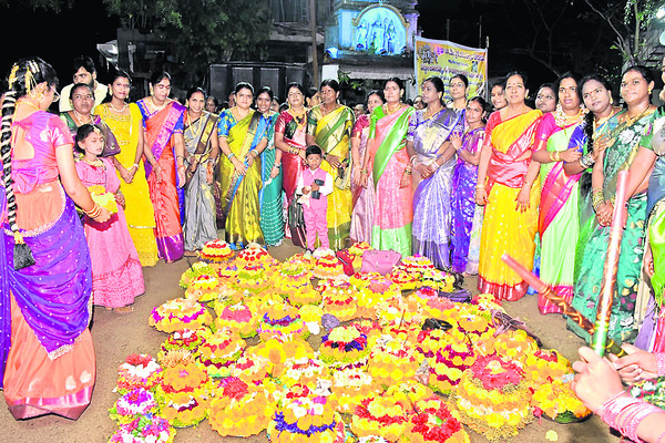 బతుకమ్మ సంబురం1
