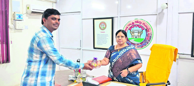 ఆర్ఎంను కలిసిన కామారెడ్డి డీఎం1