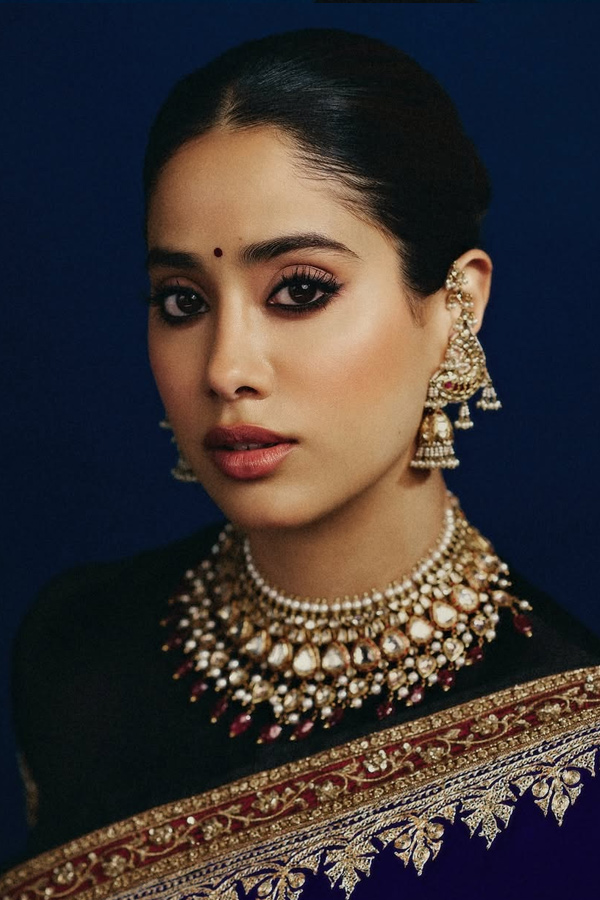Janhvi Kapoor Beautifully Rewears Her mother Sridevi Saree Photos11