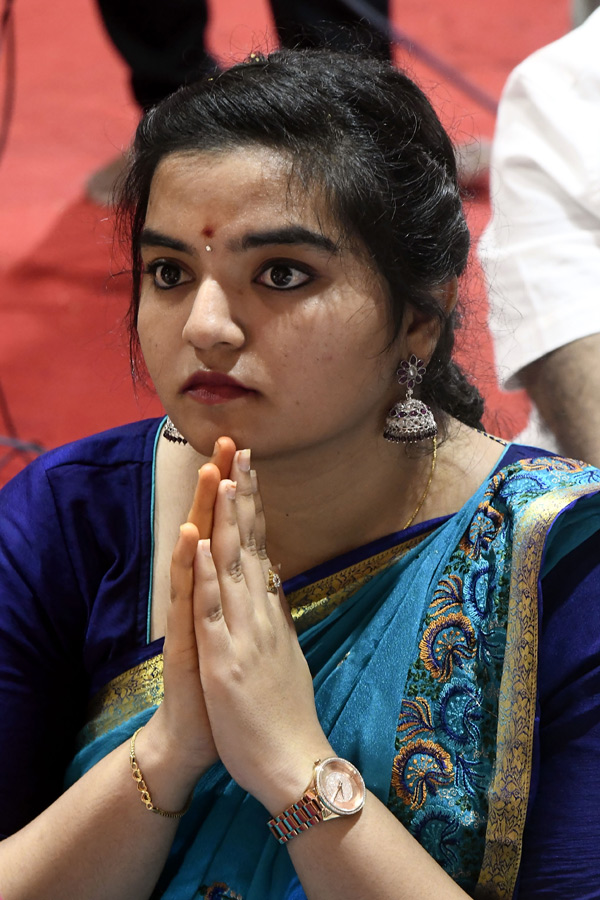 Sri Gayatri Devi Alankaram Day 2 : Huge Devotees Rush In Vijayawada Kanaka Durga Temple Photos15