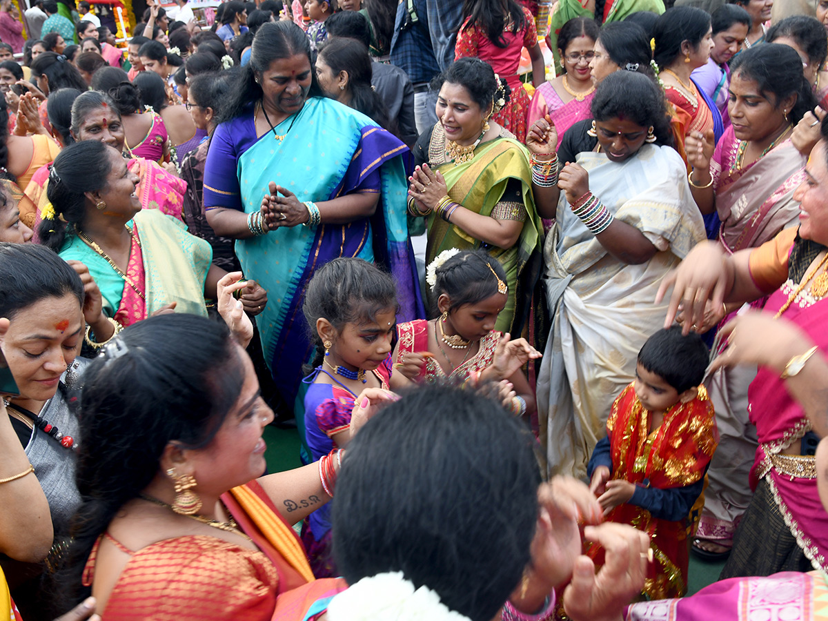 Actress Kushboo Bathukamma Celebrations At Charminar Photos8