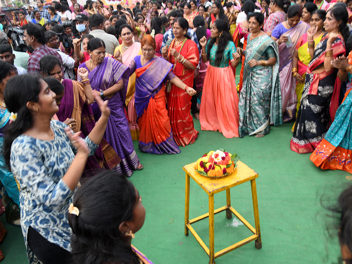 Actress Kushboo Bathukamma Celebrations At Charminar Photos9