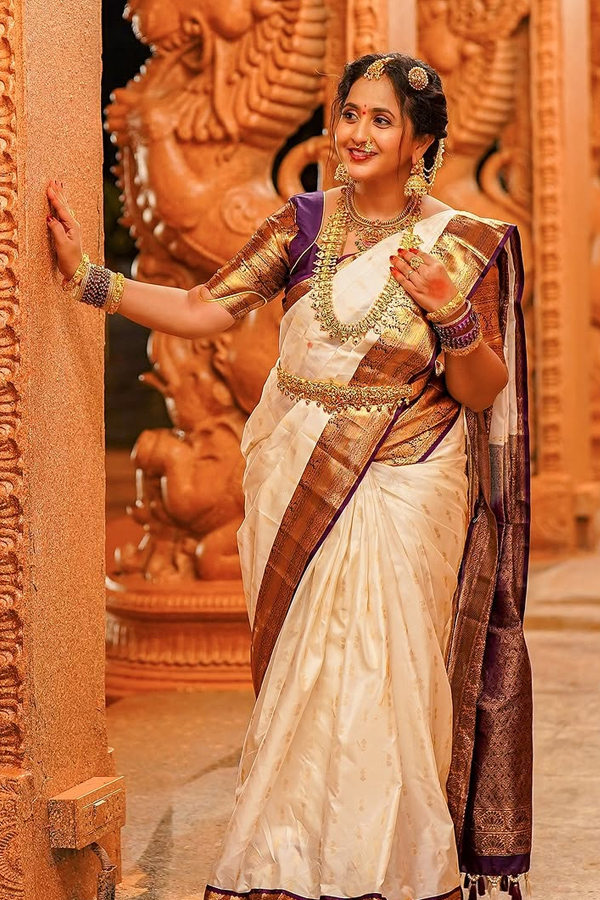 Anchor lasyamanjunath Navarathri 1st Day Look Photos9